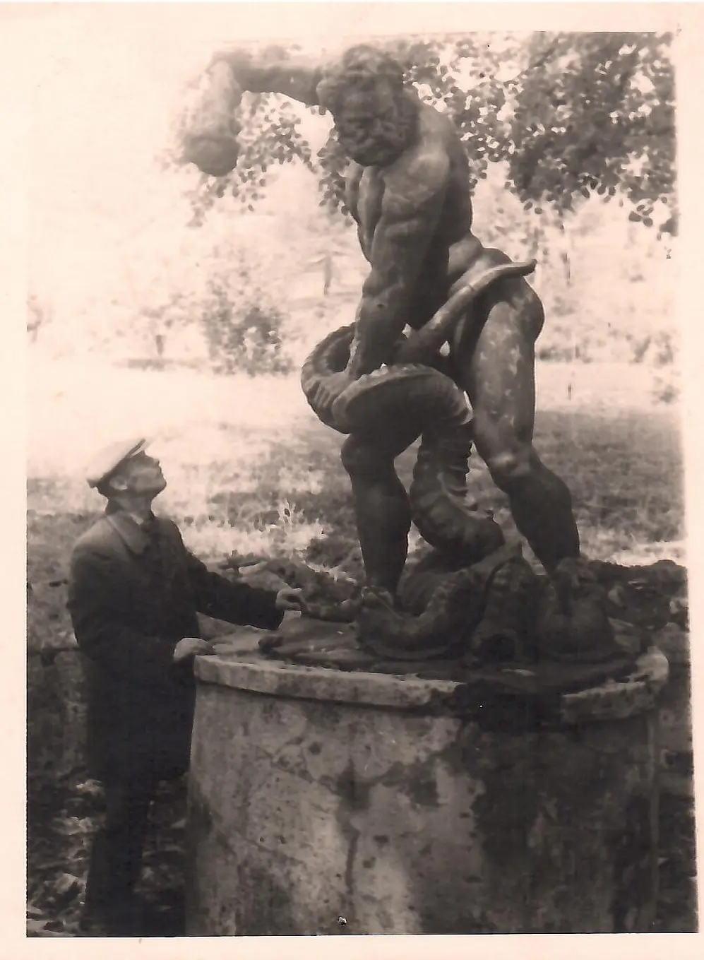 Архівне фото: Петро Сова оглядає скульптуру перед перевезенням, 1947 рік
