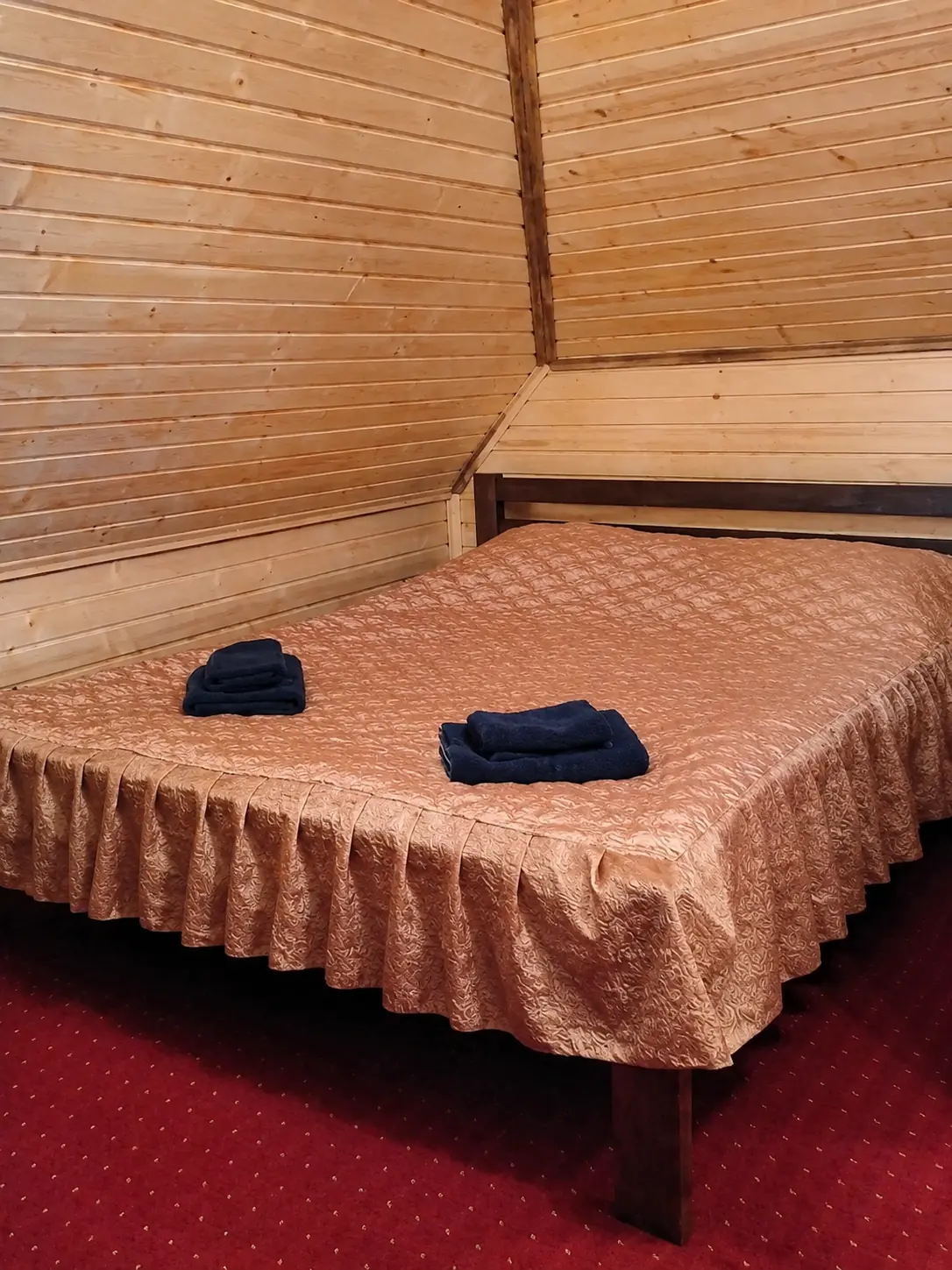 Котедж №3: спальня на мансарді
